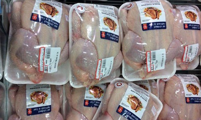 Thịt gà giá rẻ từ Mỹ là một trong những nguyên nhân đẩy giá gà trong nước giảm mạnh thời gian qua.
