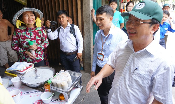 Ông Trần Thế Thuận, Chủ tịch UBND quận 1 trao đổi với người dân khu vực Cầu Ông Lãnh ngày 14/3.