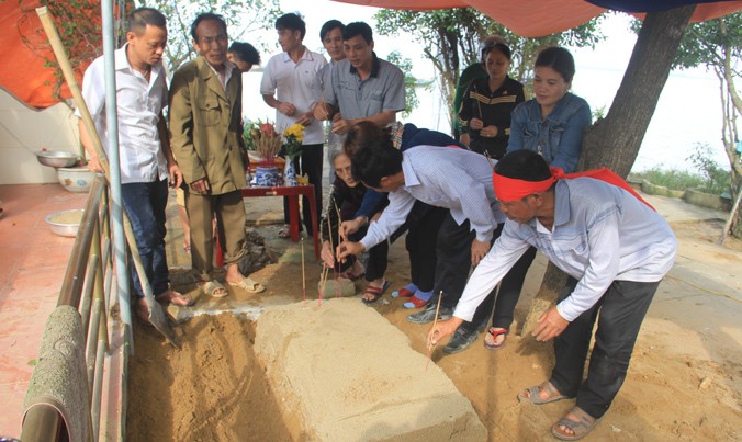 Người dân xóm Xuân Lộc tổ chức mai táng cá Ông theo truyền thống.