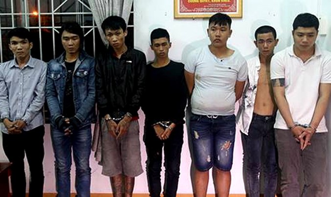 Bảy thanh niên bị tạm giữ.