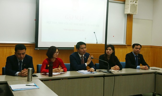 Anh Nguyễn Ngọc Lương, Bí thư T.Ư Đoàn (ngồi giữa) chủ trì buổi gặp mặt với sinh viên Việt Nam tại Nhật Bản.
