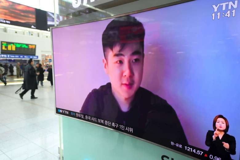 Màn hình tại một nhà ga ở Seoul chiếu đoạn video trong đó một thanh niên tự xưng là Kim Han-sol, con trai ông Kim Jong-nam xuất hiện nói về cái chết của cha mình. Ảnh: AFP.