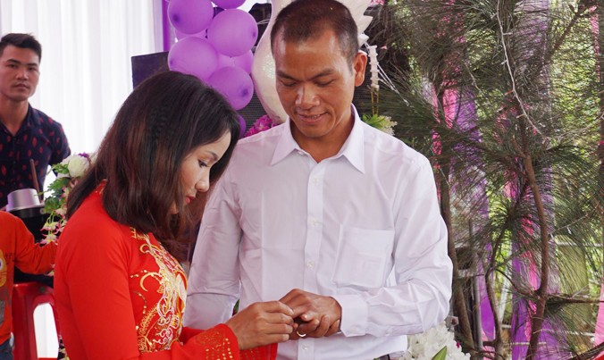 Chú rể Đặng Văn Thế và Cô dâu Đào Thị Hiệp trao nhẫn cưới trong lễ thành hôn.