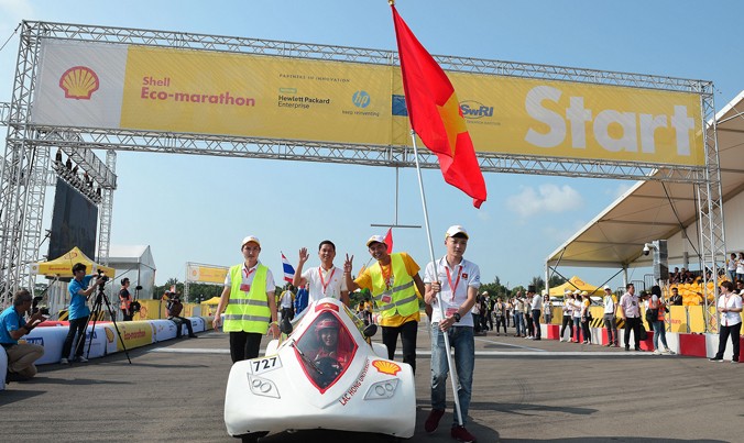 Đại diện Việt Nam tại lễ Phất Cờ khai mạc Shell Eco-Marathon Châu Á 2017.