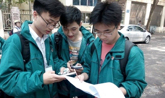 Học sinh tại trường THPT Nguyễn Tất Thành trao đổi đáp án sau giờ thi.