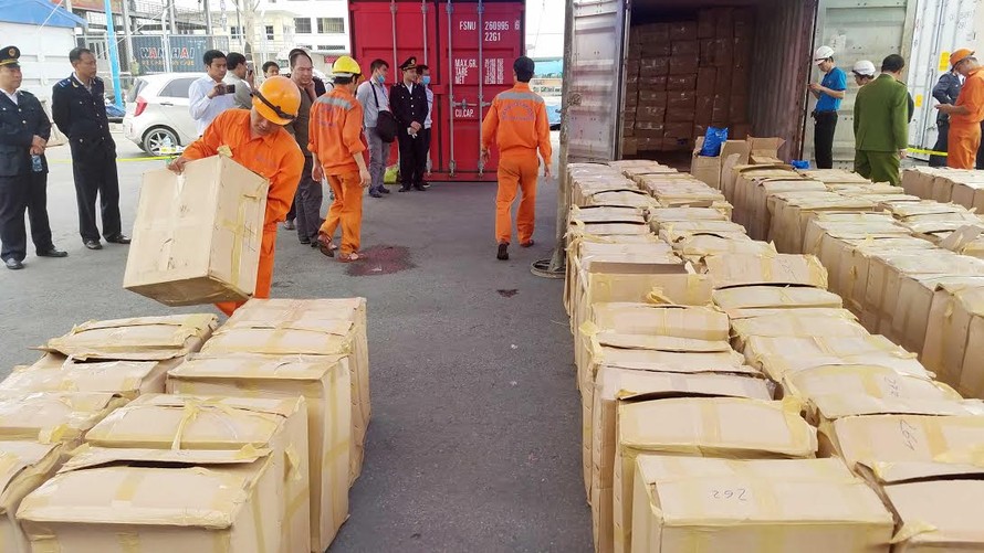Toàn bộ số hàng chứa trong container 40feet được xác định là 353 thùng carton lá khát