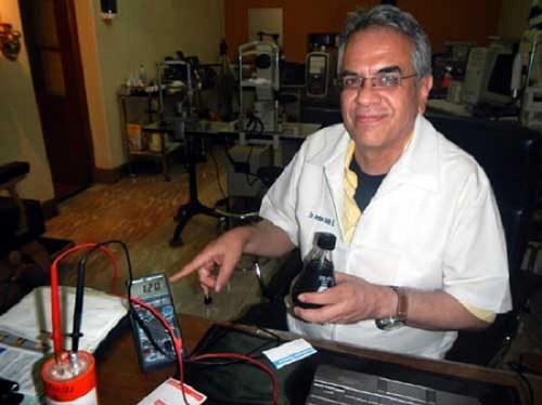 Nhà khoa học Arturo Solis Herrera bên phát minh Bat-Gen.