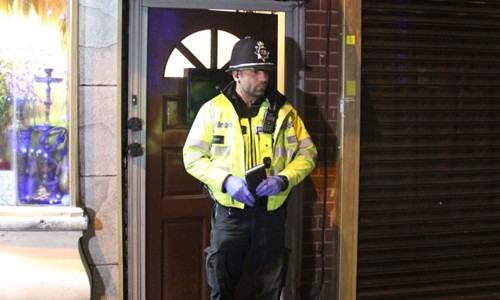 Cảnh sát Anh đứng phía ngoài căn hộ ở thành phố Birmingham. Ảnh: Sky.