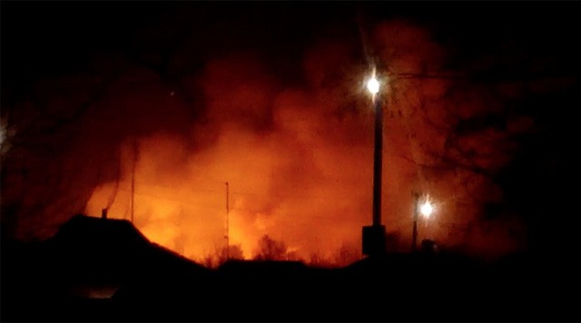Ngọn lửa bao trùm một khu vực rộng lớn sau khi nổ kho đạn lớn nhất Ukraine rạng sáng 23/3.Ảnh: RT.