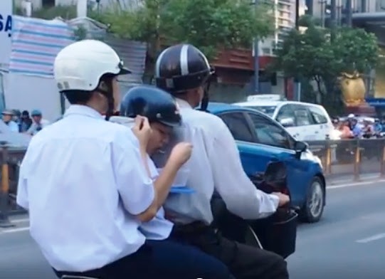 Cảnh hai em học sinh vừa đi vừa xúc cơm ăn vội trên đường vô tình được ghi lại. Ảnh cắt từ clip anh Chu Chí Khanh.