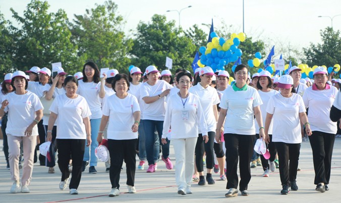 Các vị nữ lãnh đạo cùng đi bộ kêu gọi sự bình đẳng giới, nâng cao vai trò của nữ giới.