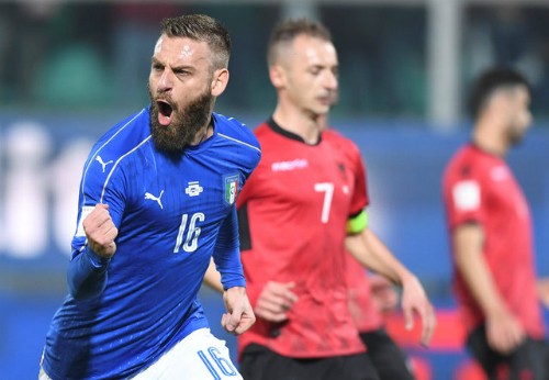 Italy có bàn mở tỷ số nhờ công De Rossi. Ảnh: Reuters.