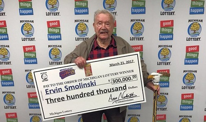 Cụ ông 94 tuổi trúng số 300.000 USD. Ảnh: Công ty xổ số Michigan.