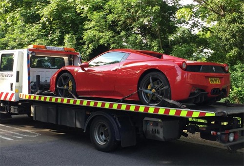 Siêu xe Ferrari chạy qua ổ gà và chi phí sửa chữa sau đó do Hội đồng thành phố chi trả. Ảnh: SWNS.
