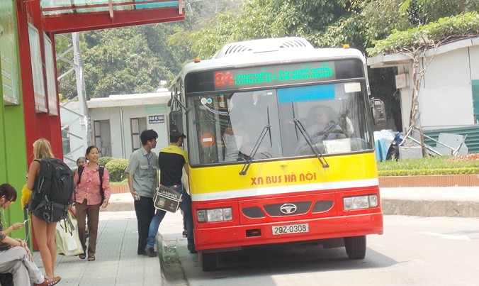 Do vắng khách nên từ 1/4 Sở GTVT Hà Nội dừng 5 tuyến buýt đưa đón cán bộ để chuyển sang đi buýt dịch vụ có giảm giá.