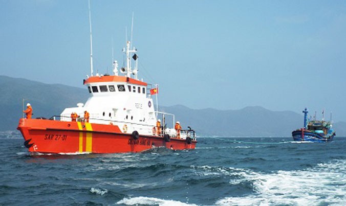 Tàu cứu nạn Hàng hải thực hiện nhiệm vụ trên biển.