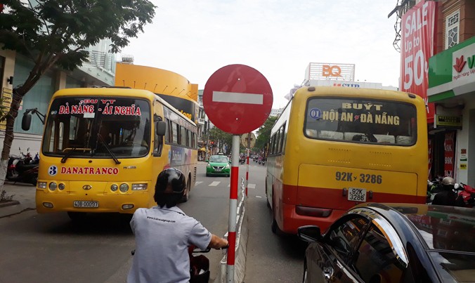 Những tuyến đường trung tâm Đà Nẵng đang bị chèn lấn bởi nhiều tuyến xe buýt chạy trùng tuyến. Ảnh: Nguyễn Thành.