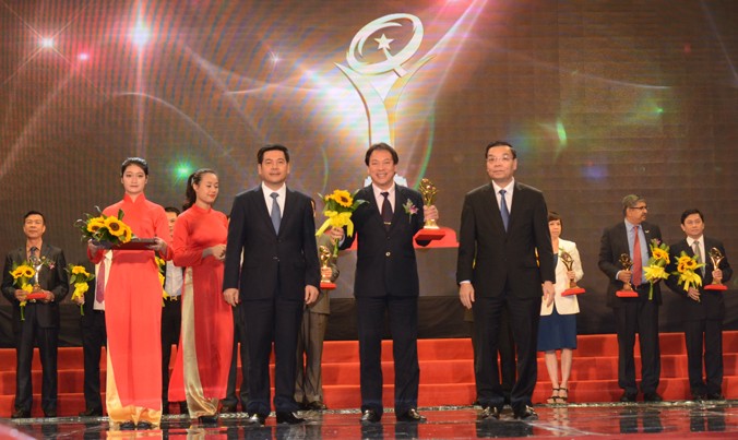 Phó Tổng giám đốc BSR Nguyễn Ngọc Anh nhận giải Vàng chất lượng quốc gia cho sản phẩm xăng dầu Dung Quất.
