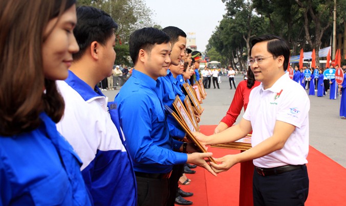 Bí thư T.Ư Đoàn Nguyễn Anh Tuấn trao tặng Bằng khen cho các đơn vị xuất sắc của Thành Đoàn Hà Nội trong Tháng Thanh niên.