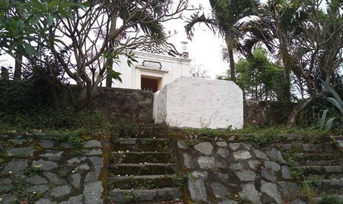 Nghĩa trang "Đồi hài cốt" nằm trên một gò cao tựa lưng vào núi Sơn Trà, hướng mặt ra biển. Ảnh: HC.