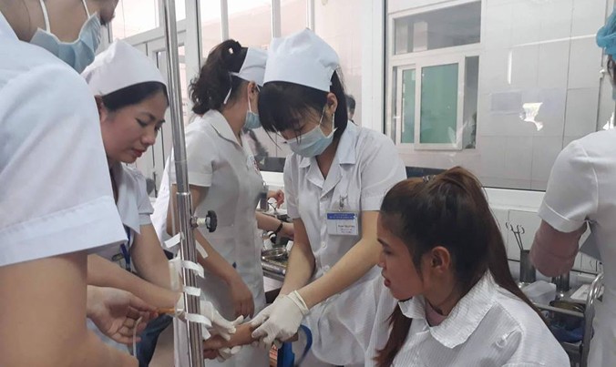 Bệnh viện 115 Nghệ An phải huy động hết y bác sĩ đến cấp cứu kịp thời cho công nhân.
