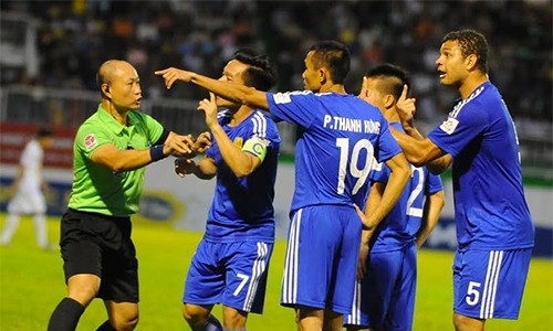 Cầu thủ Quảng Nam phản ứng quyết định công nhận bàn thắng của trọng tài.