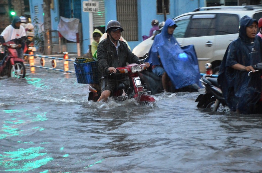 Đường phố Sài Gòn chìm trong biển nước sau cơn mưa trái mùa