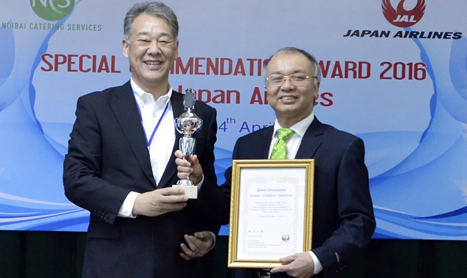 Ông Trần Thanh Sơn – Tổng giám đốc NCS (bên phải) vinh dự đại diện nhận giải thưởng lần thứ 3 từ Tổng đại diện của Japan Airlines tại Hà Nội.