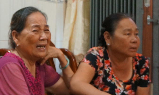 Bà Nguyễn Thị Kiểng bật khóc chờ tin tức cháu ngoại Lưu Thị Mỹ Duyên đang mất tích.