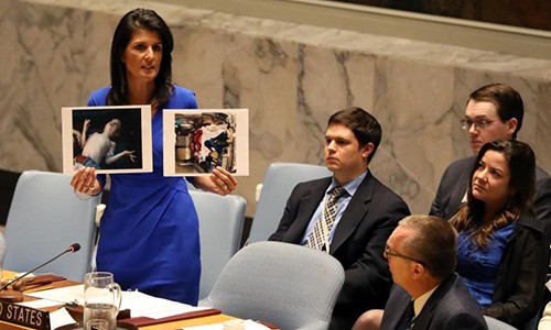 Đại sứ Mỹ tại LHQ đưa ra bằng chứng về vụ tấn công bằng vũ khí hoá học ở Syria. Ảnh: Reuters.