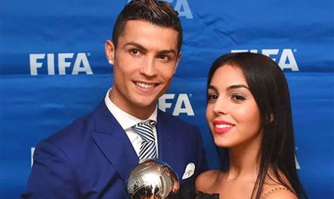 Georgina và Ronaldo chụp hình ở gala trao giải của FIFA.