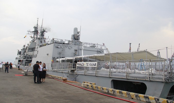 Tàu HMNZS Te Kaha tại cảng Tiên Sa. Ảnh: Thanh Trần.