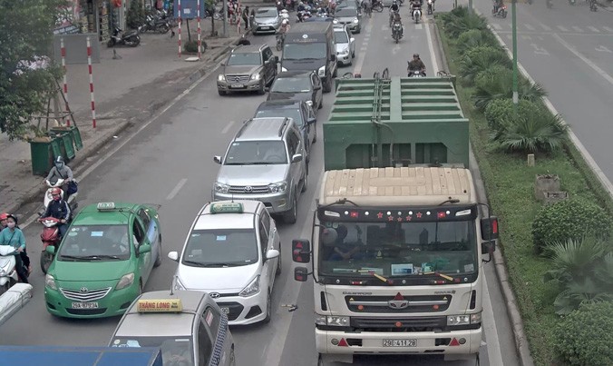 4 xe rác 'rồng rắn' cướp đường buýt nhanh BRT 
