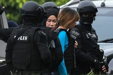 Đoàn Thị Hương được cảnh sát hộ tống tới tòa án Sepang hôm 13/4.