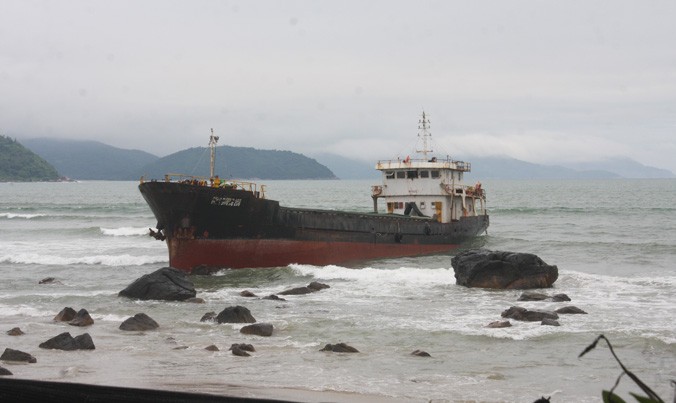 Tàu Bình Dương 288 chở theo 200 tấn clinker hiện đang mắc cạn tại biển Đà Nẵng.