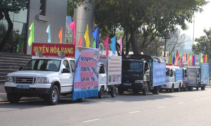 Các xe tuyên truyền về vệ sinh an toàn thực phẩm diễu hành qua các tuyến phố chính của TP Đà Nẵng.