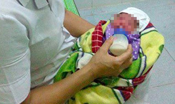 Cháu bé sơ sinh bị bỏ rơi đang được tram y tế thị trấn chăm sóc.
