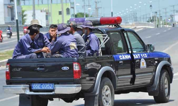 Nhóm thợ hàn được đưa lên xe cảnh sát 113 về trụ sở công an quận Bình Thủy làm việc.