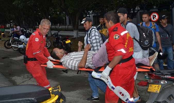 Một nạn nhân được đưa đi cấp cứu. Nguồn: colombiareports.com.