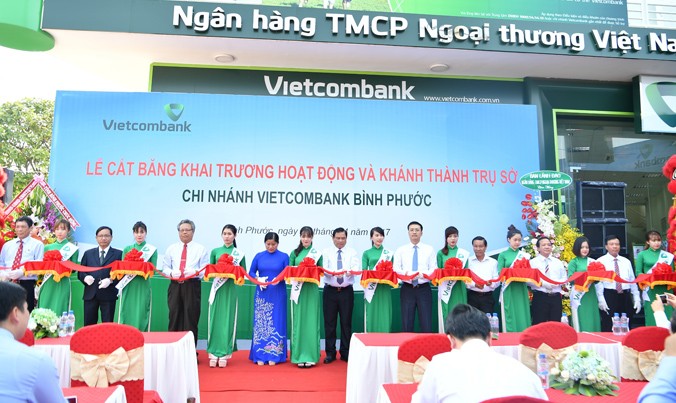 Các đại biểu thực hiện nghi thức cắt băng khai trương Vietcombank Bình Phước.
