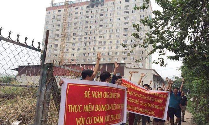 Khách hàng treo băng rôn phản ánh chủ đầu tư Tân Bình Apartment.