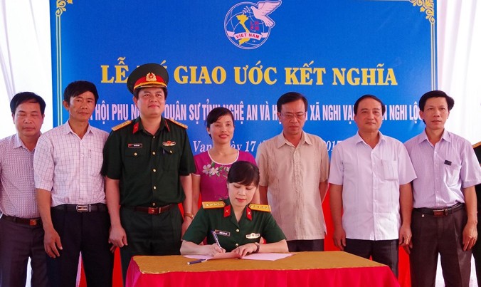 Hội phụ nữ Bộ CHQS tỉnh và Hội LHPN xã Nghi Vạn kí kết chương trình kết nghĩa.