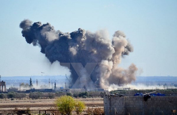 Khói bốc lên sau cuộc không kích của liên minh quân sự do Mỹ đứng đầu tại Deir al-Zor, Syria. 