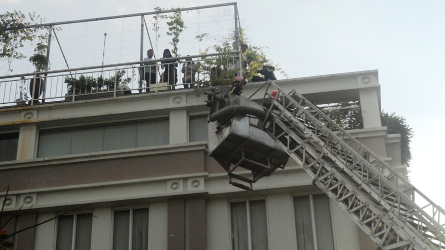 Giải cứu hàng chục người mắc kẹt vụ cháy nhà cao tầng ở trung tâm Sài Gòn
