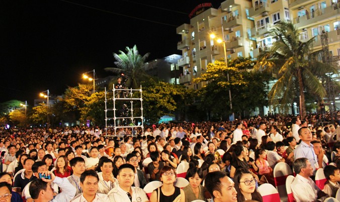 Đông đảo du khách và người dân đến tham dự lễ khai mạc và công bố quyết định thành lập thành phố Sầm Sơn.