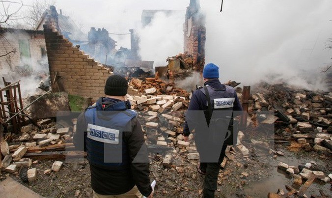 Các quan sát viên thuộc Tổ chức OSCE điều tra ngôi nhà riêng bị phá hủy sau một vụ nã pháo ở Avdiivka, Ukraine. Nguồn: EPA/TTXVN.