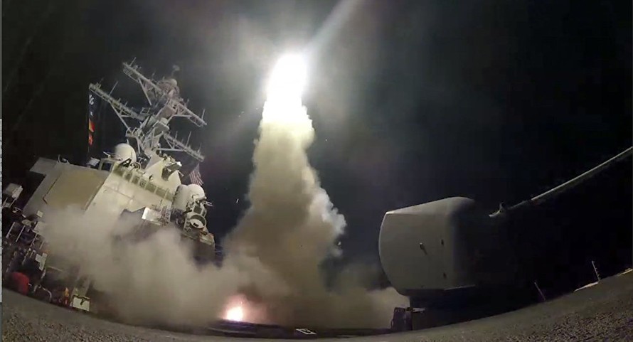 Tên lửa Tomahawk được phóng từ tàu khu trục USS Porter trên Địa Trung Hải nhằm vào căn cứ không quân Syria tối 6/4.