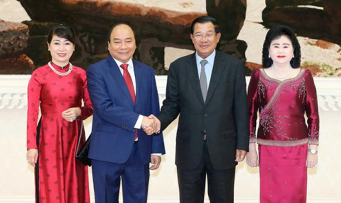Hai Thủ tướng và hai Phu nhân chụp ảnh lưu niệm. Ảnh: VOV.