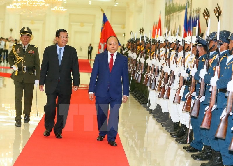 Thủ tướng Nguyễn Xuân Phúc và Thủ tướng Samdech Techo Hun Sen duyệt Đội danh dự. (Ảnh: Thống Nhất/TTXVN)