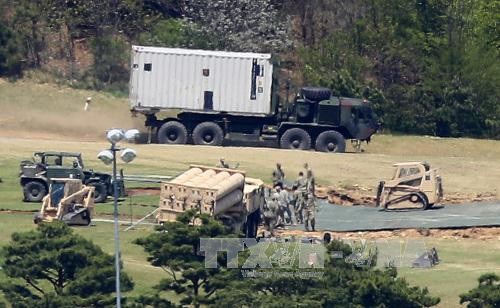 Các trang thiết bị cần thiết cho việc lắp đặt THAAD được vận chuyển tới Seongju, đông nam Hàn Quốc ngày 27/4. Ảnh: Yonhap/TTXVN.